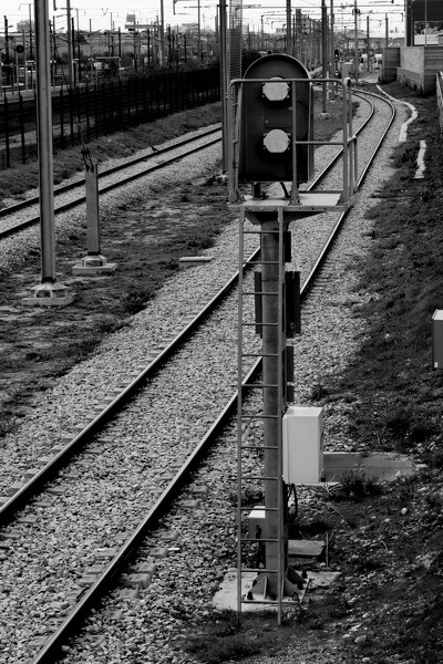 Poteau de signalisation noir et blanc.jpg