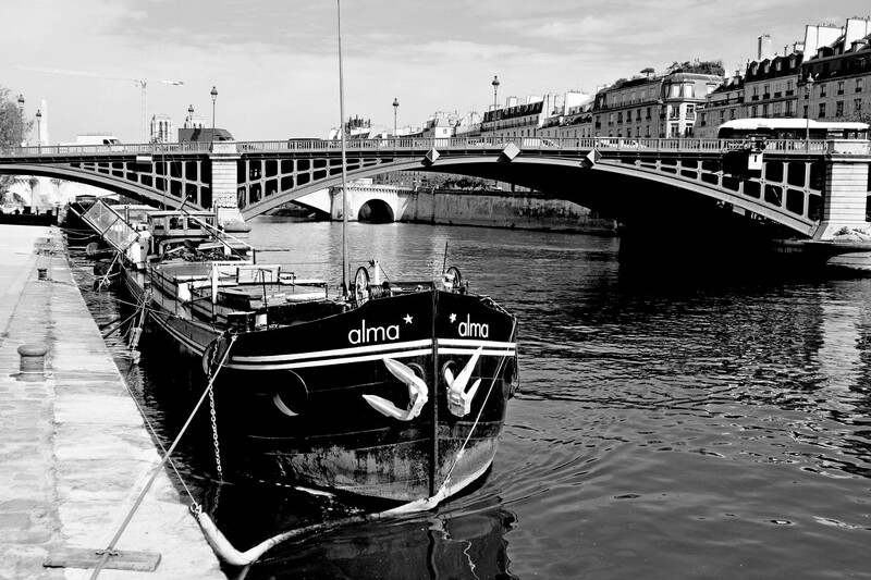 Péniche Alma noir et blanc.jpg