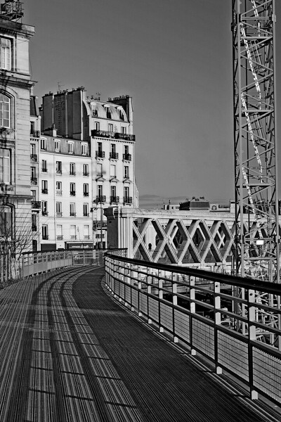 Passerelle au-dessus de la gare de l'Est noir et blanc.jpg