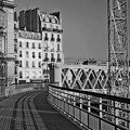 Passerelle au-dessus de la gare de l'Est noir et blanc